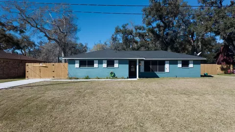 407 Tamarind St, Lake Jackson, TX 77566