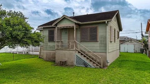 5621 Avenue Q 12, Galveston, TX 77551