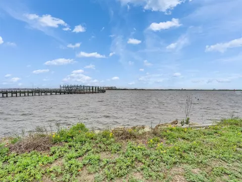8415 Teichman Rd, Galveston, TX 77554