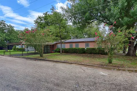 200 Young St, Hallettsville, TX 77964