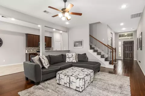 Entry Way - 5026 Keith Rd, Pasadena, TX 77505 photo 1 of 2
