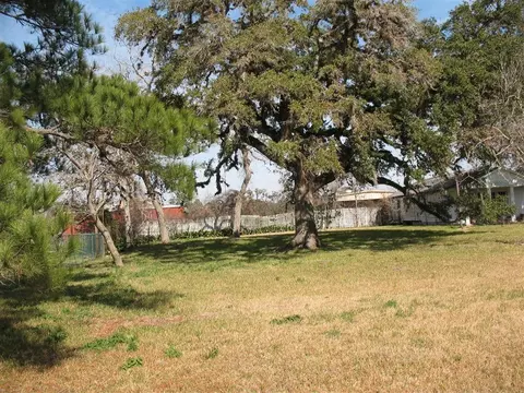 444 E Clay St, West Columbia, TX 77486