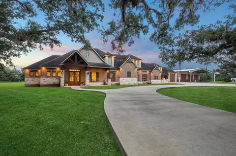 1255 Bronco Trl, Angleton, TX 77515