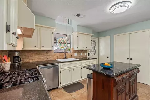 Kitchen - 10 Cape Chestnut Dr, Spring, TX 77381 photo 3 of 4