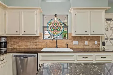 Kitchen - 10 Cape Chestnut Dr, Spring, TX 77381 photo 4 of 4