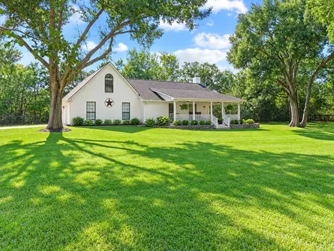 540 Hickory Creek Rd, Bellville, TX 77418