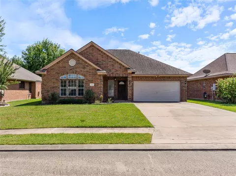 54 Tangerine Ct, Lake Jackson, TX 77566