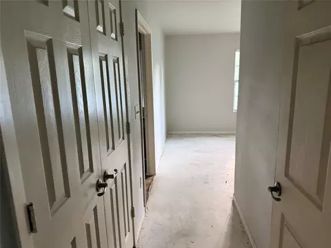 Entry Way - 424 Baker Cir, Ames, TX 77575 photo 2 of 3