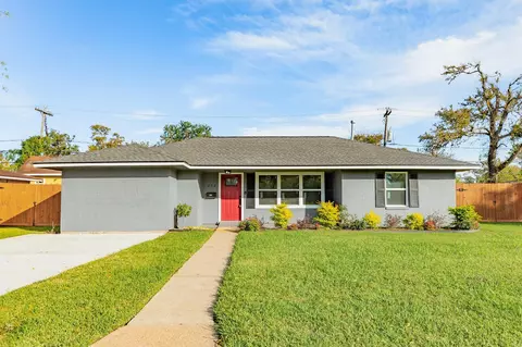 232 Birch St, Lake Jackson, TX 77566