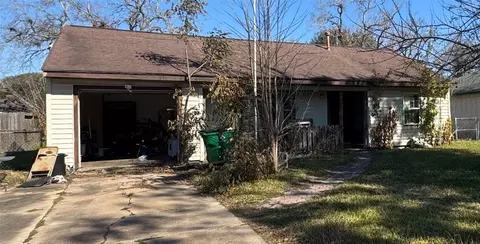 913 Southampton St, Angleton, TX 77515