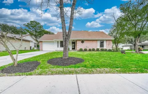 915 W Primrose Meadows Cir, Pearland, TX 77584