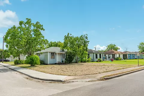 1130 W 8th St, Freeport, TX 77541