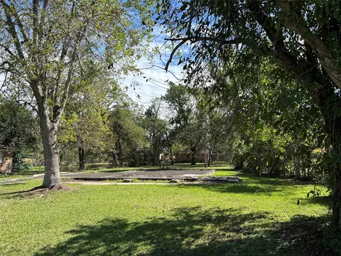 1106 Earley St, Sweeny, TX 77480 photo 2