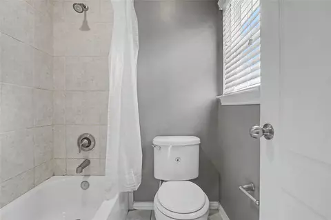 Bath - 22814 Jetty Manor Ln, Spring, TX 77373 photo 4 of 6
