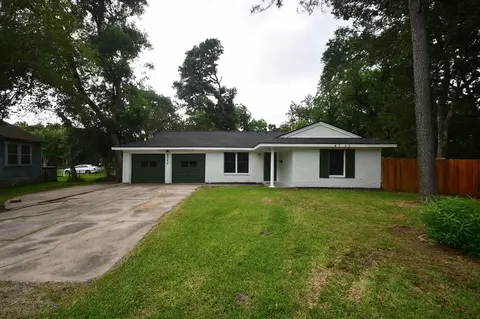 4711 Illinois St, Dickinson, TX 77539