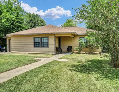 513 Farrer St, Angleton, TX 77515