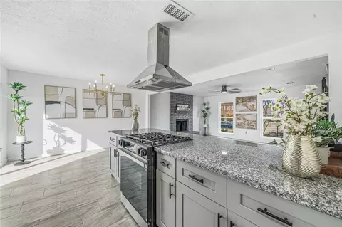 713 Sugar Hill Dr, La Porte, TX 77571