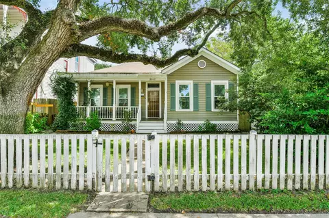 3017 Bernardo De Galvez Ave, Galveston, TX 77550