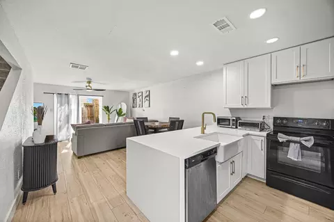 11000 Kinghurst Dr #187, Houston, TX 77099