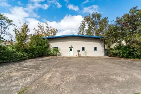 224 E Main St, Clute, TX 77531