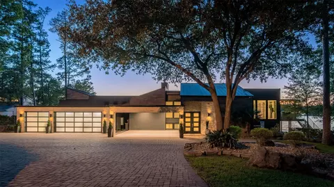 15721 Lakeway Dr, Willis, TX 77318