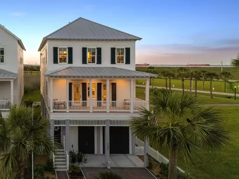 2646 E Seaside Dr, Galveston, TX 77550