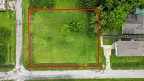 6713 Lewis Rd, Hitchcock, TX 77563