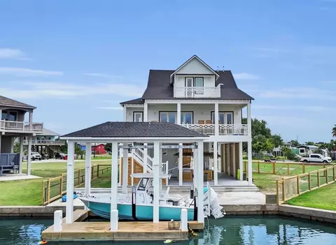 1060 Waterways Dr, Crystal Beach, TX 77650