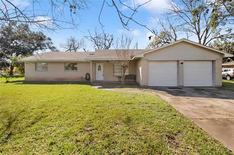 238 Sleepy Hollow Dr, Lake Jackson, TX 77566