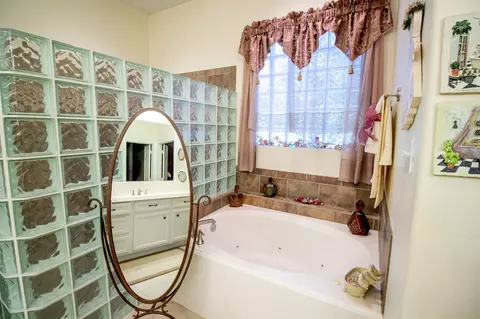 Bath - 305 Brassie Dr, Hempstead, TX 77445 photo 5 of 7