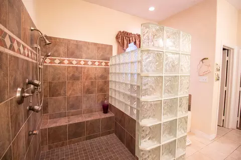 Bath - 305 Brassie Dr, Hempstead, TX 77445 photo 4 of 7