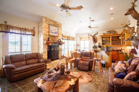Living - 305 Brassie Dr, Hempstead, TX 77445 photo 2 of 5
