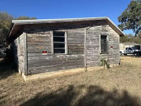 710 E Walnut St, Nocona, TX 76255