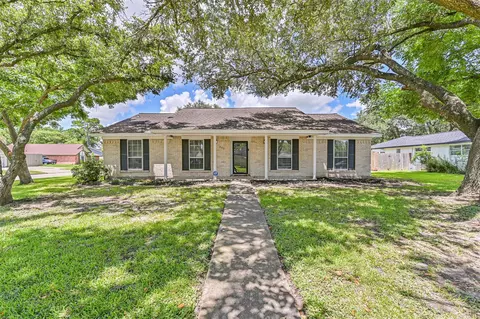 402 W Castle Harbour Dr, Friendswood, TX 77546