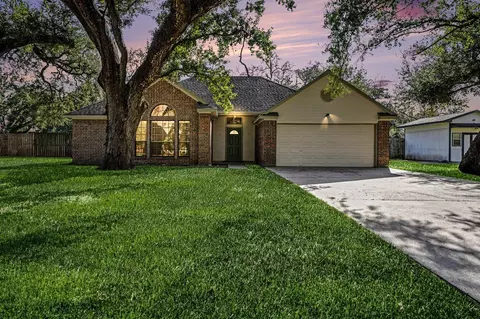 206 Forest Oaks Ln, Lake Jackson, TX 77566