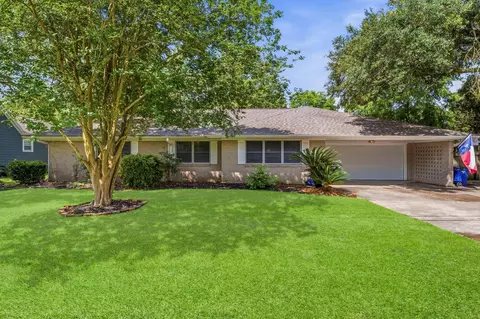 211 S Iowa Ave, League City, TX 77573