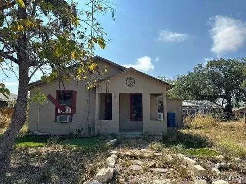 808 Bowen St, Pleasanton, TX 78064