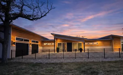 10080 Fm 682, Yoakum, TX 77995