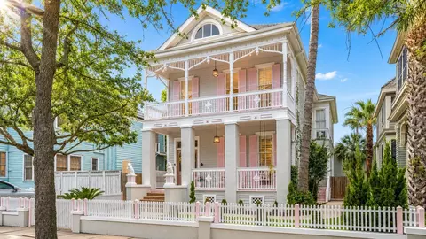 1522 Ball St, Galveston, TX 77550