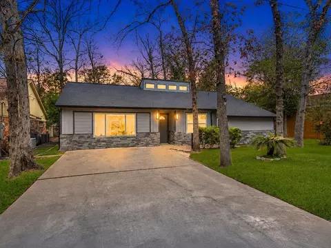 13 Moon Valley Ct, Panorama Village, TX 77304
