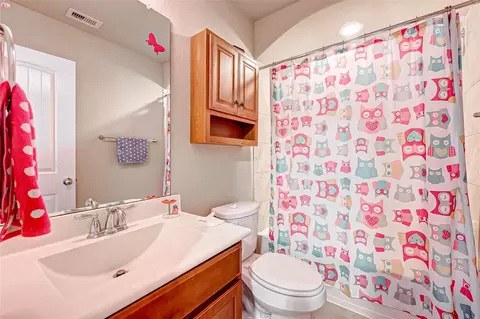 Bath - 5614 Glenfield Spring Ln, Spring, TX 77389 photo 4 of 5