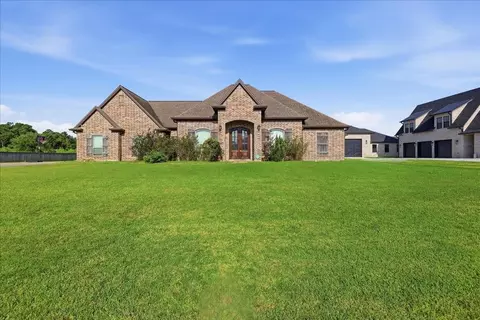 160 Colonial Estates Dr, Bridge City, TX 77611