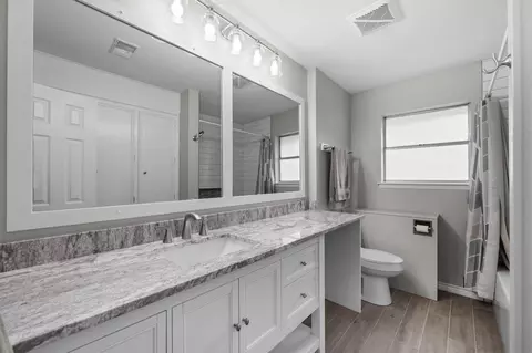 Bath - 209 Summit Dr, Conroe, TX 77303 photo 3 of 5