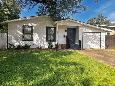 306 Azalea St, Lake Jackson, TX 77566