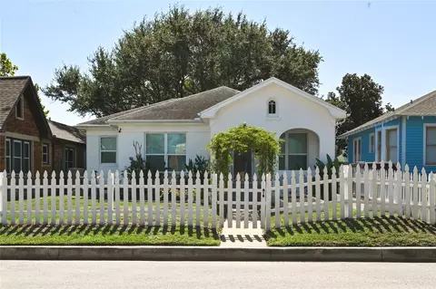 4705 Woodrow Ave, Galveston, TX 77551