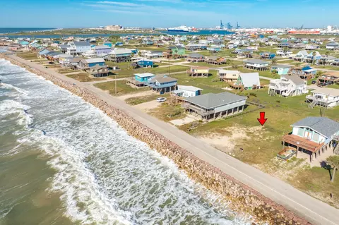 802 Beach Dr, Surfside Beach, TX 77541