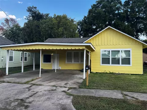 1018 N 2nd St, Baytown, TX 77520
