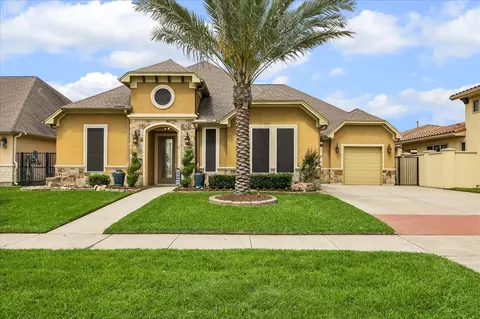 628 Appia Dr, Kemah, TX 77565