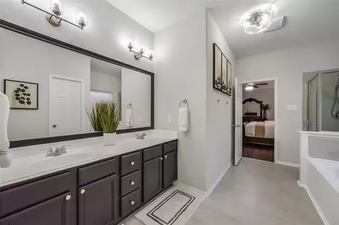 Bath - 4710 Wheel Wright Trl, Rosenberg, TX 77471 photo 2 of 4