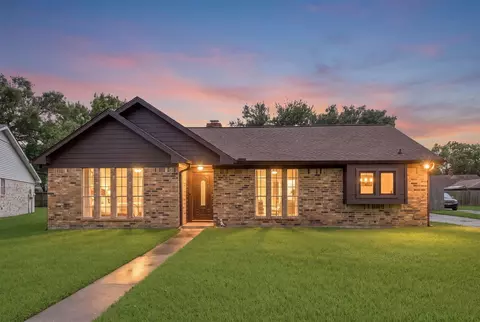 1824 Lazy Creek Ln, Pearland, TX 77581